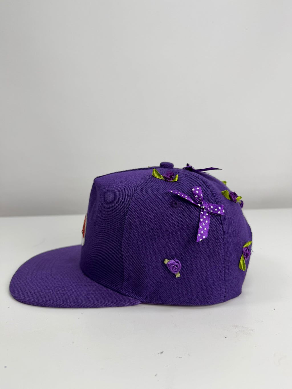 Gorra Rainbow Morada — Rainbow Factory, de perfil