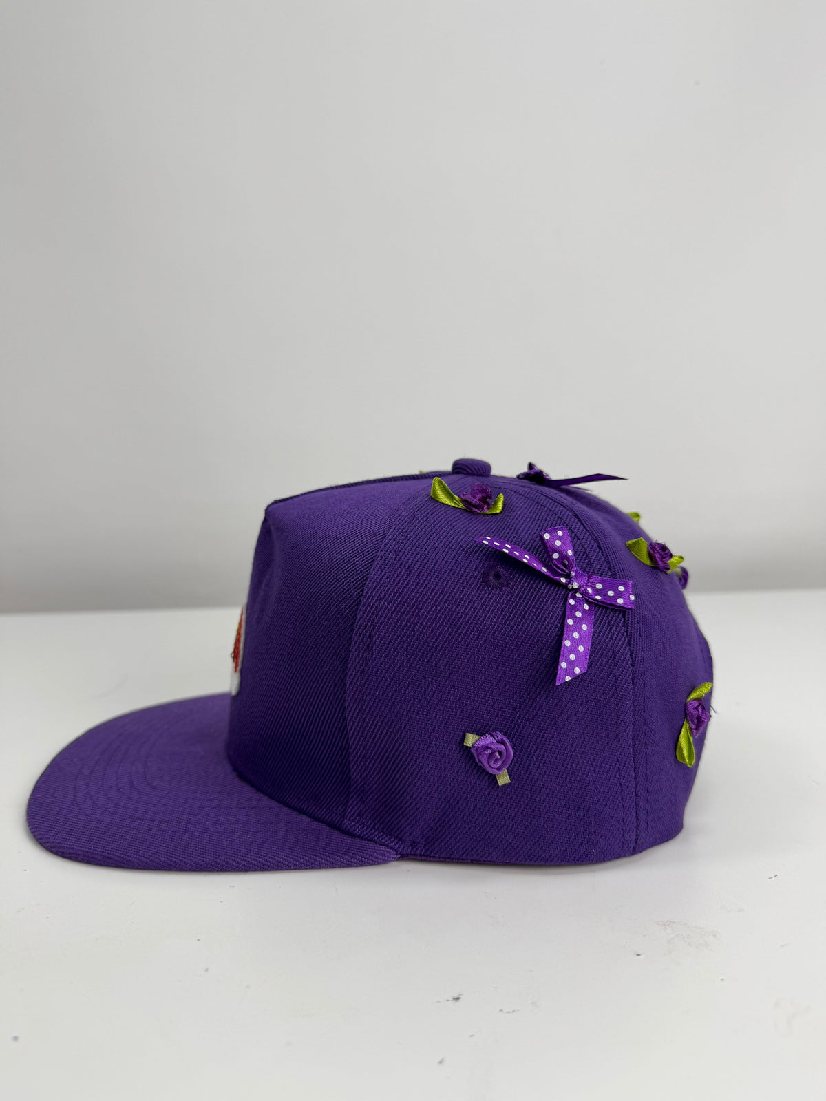 Gorra Rainbow Morada — Rainbow Factory, de perfil