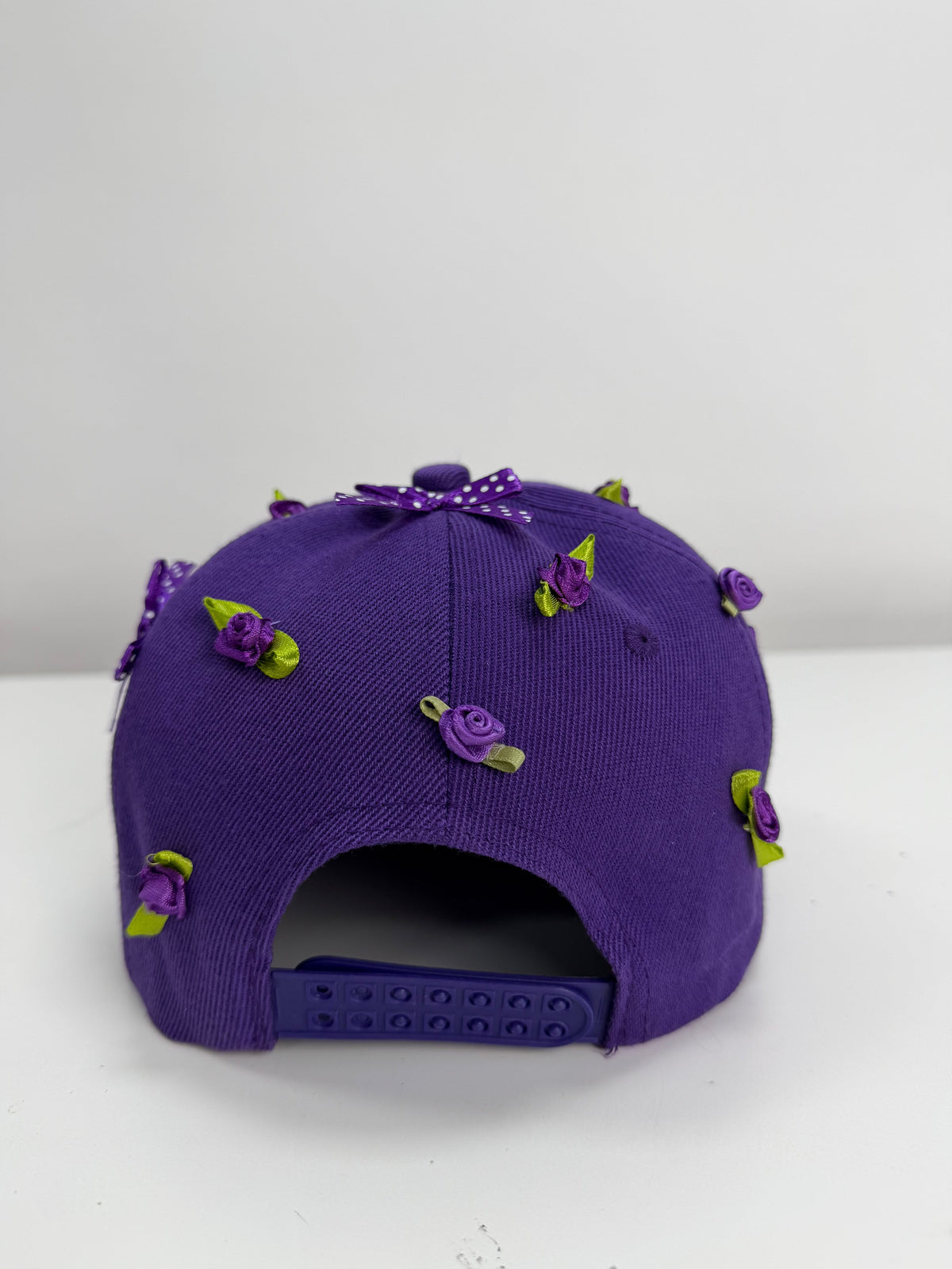 Gorra Rainbow Morada — Rainbow Factory, por detrás