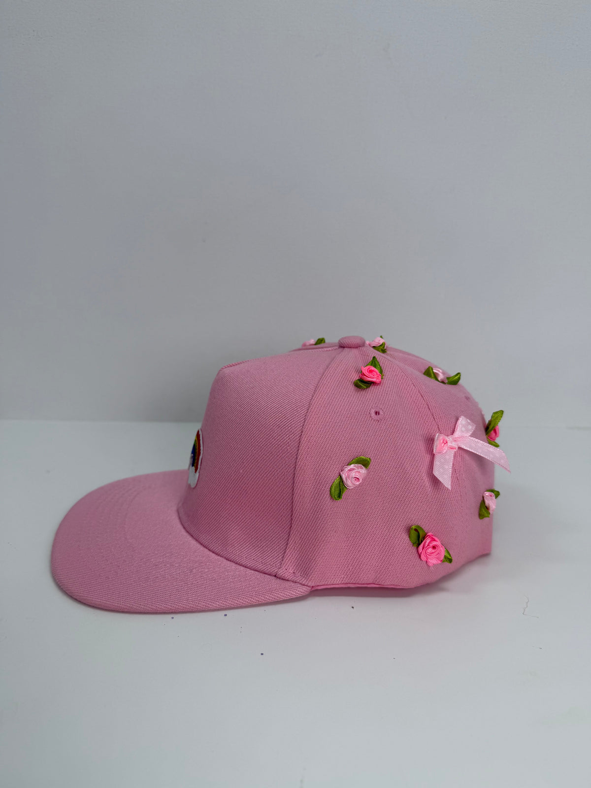 Gorra Rainbow Rosa — Rainbow Factory, de perfil