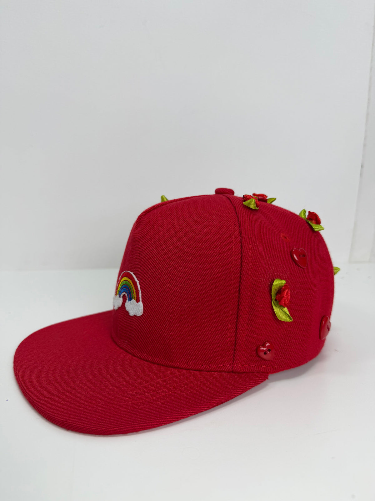 Gorra Rainbow Roja — Rainbow Factory, de perfil