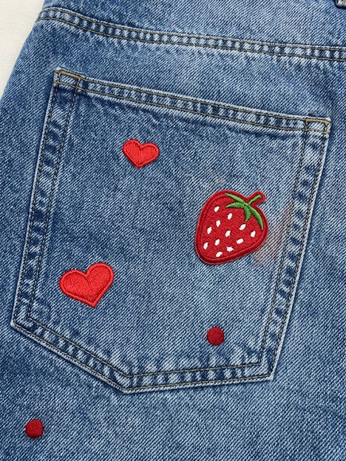 Bermuda Me quiere — Rainbow Factory, detalle del bolsillo trasero
