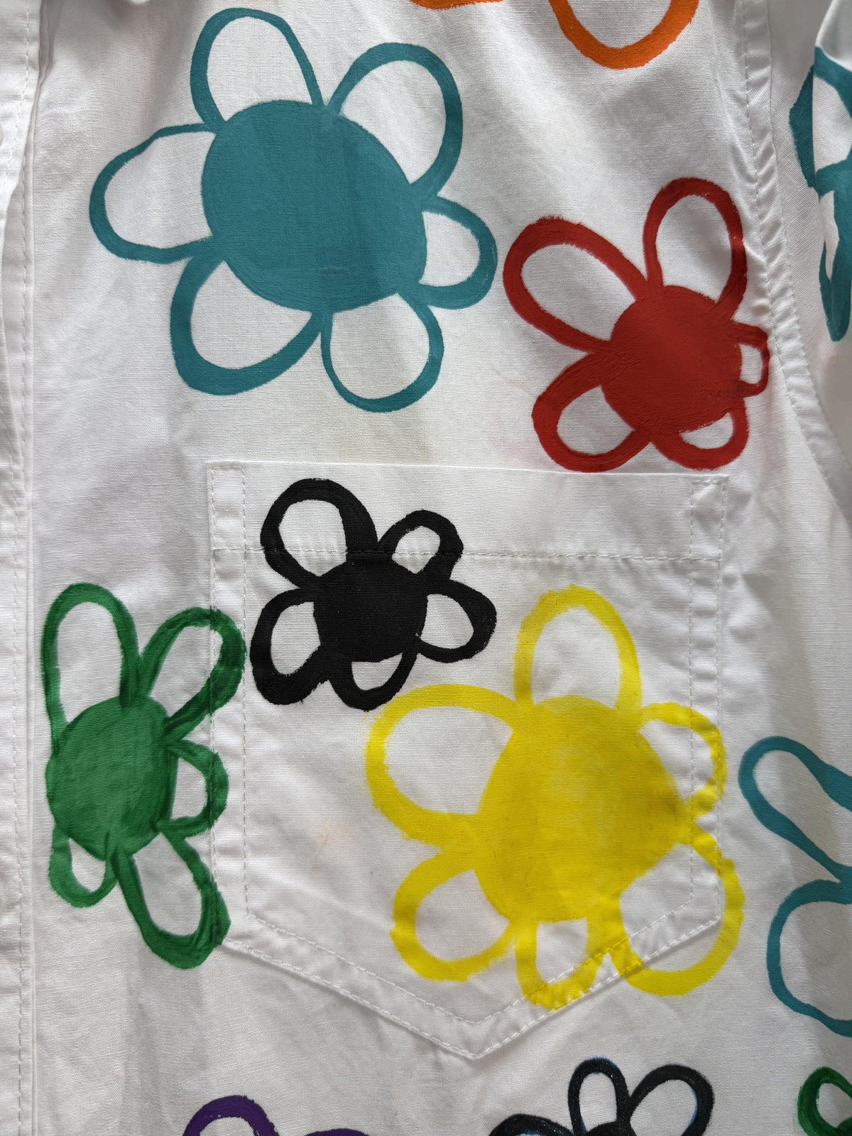 Camisa Flower Power — Rainbow Factory, detalle del bolsillo