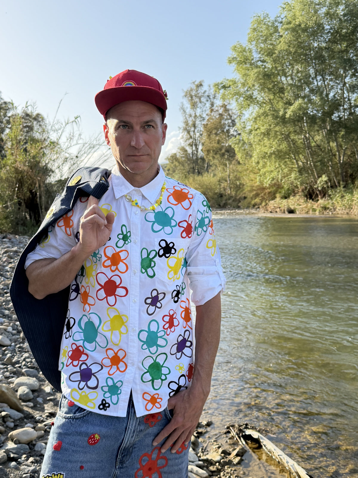 Camisa Flower Power — Rainbow Factory, en modelo