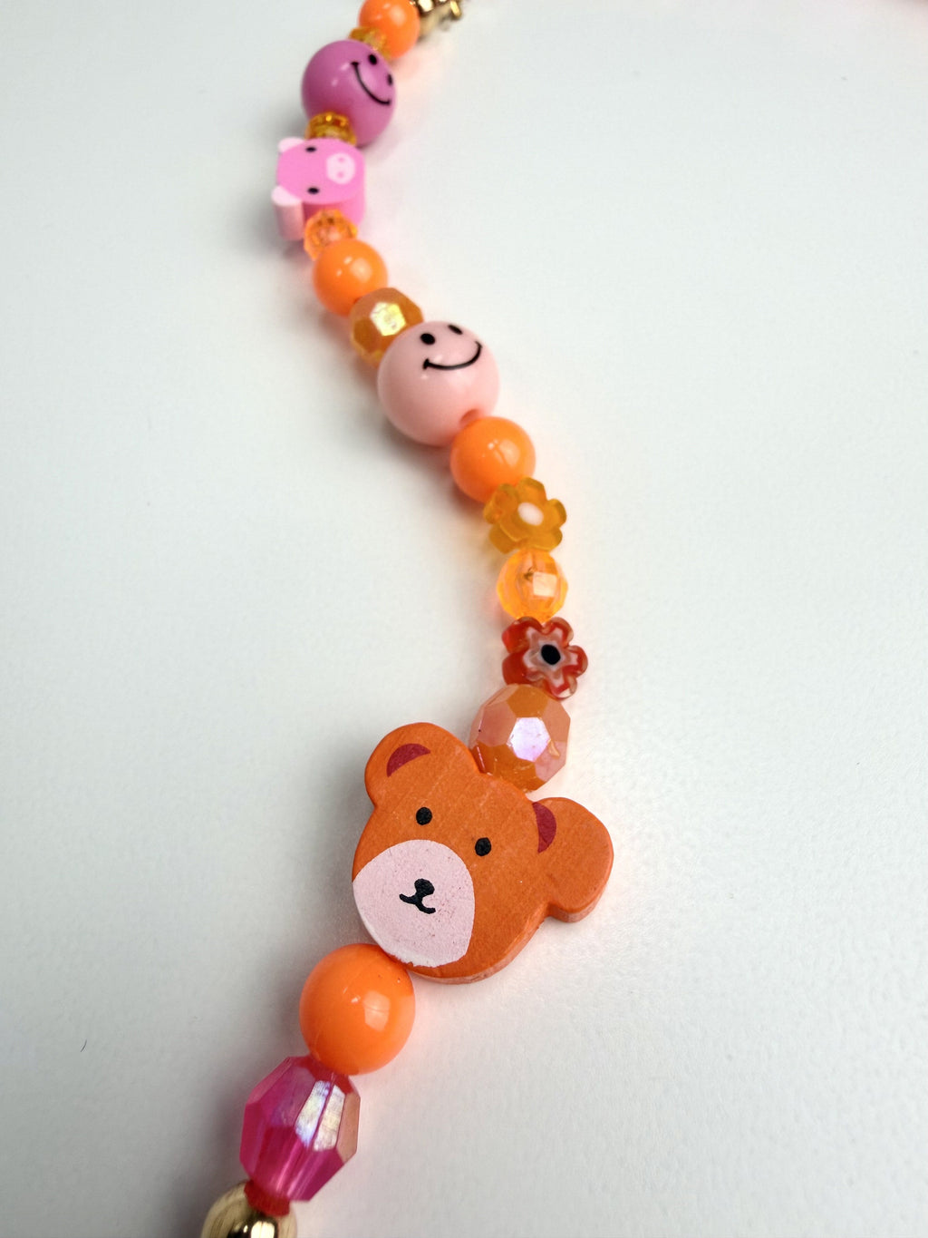 Collar Rueda de color #3 — Rainbow Factory, detalle del osito