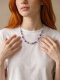 Collar Rueda de color #4 — Rainbow Factory, en modelo