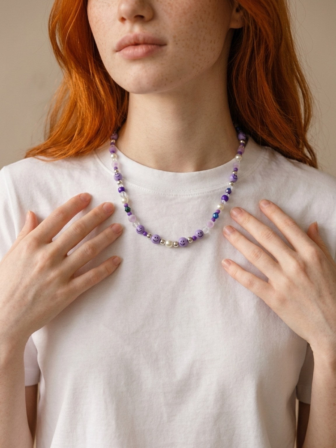 Collar Rueda de color #4 — Rainbow Factory, en modelo