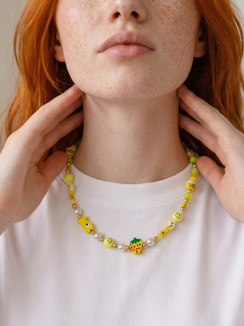 Collar Rueda de color #10 — Rainbow Factory, en modelo