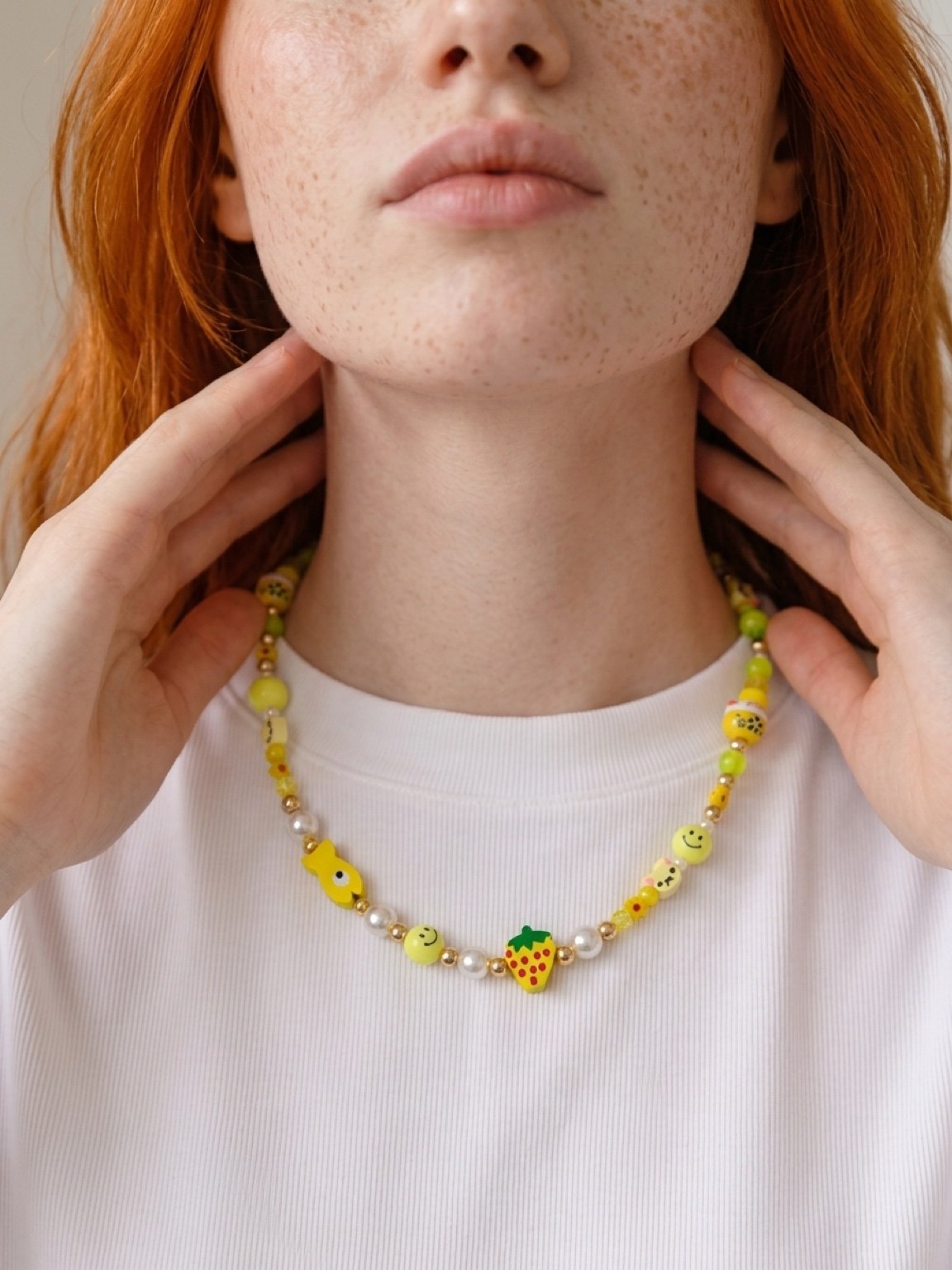 Collar Rueda de color #10 — Rainbow Factory, en modelo