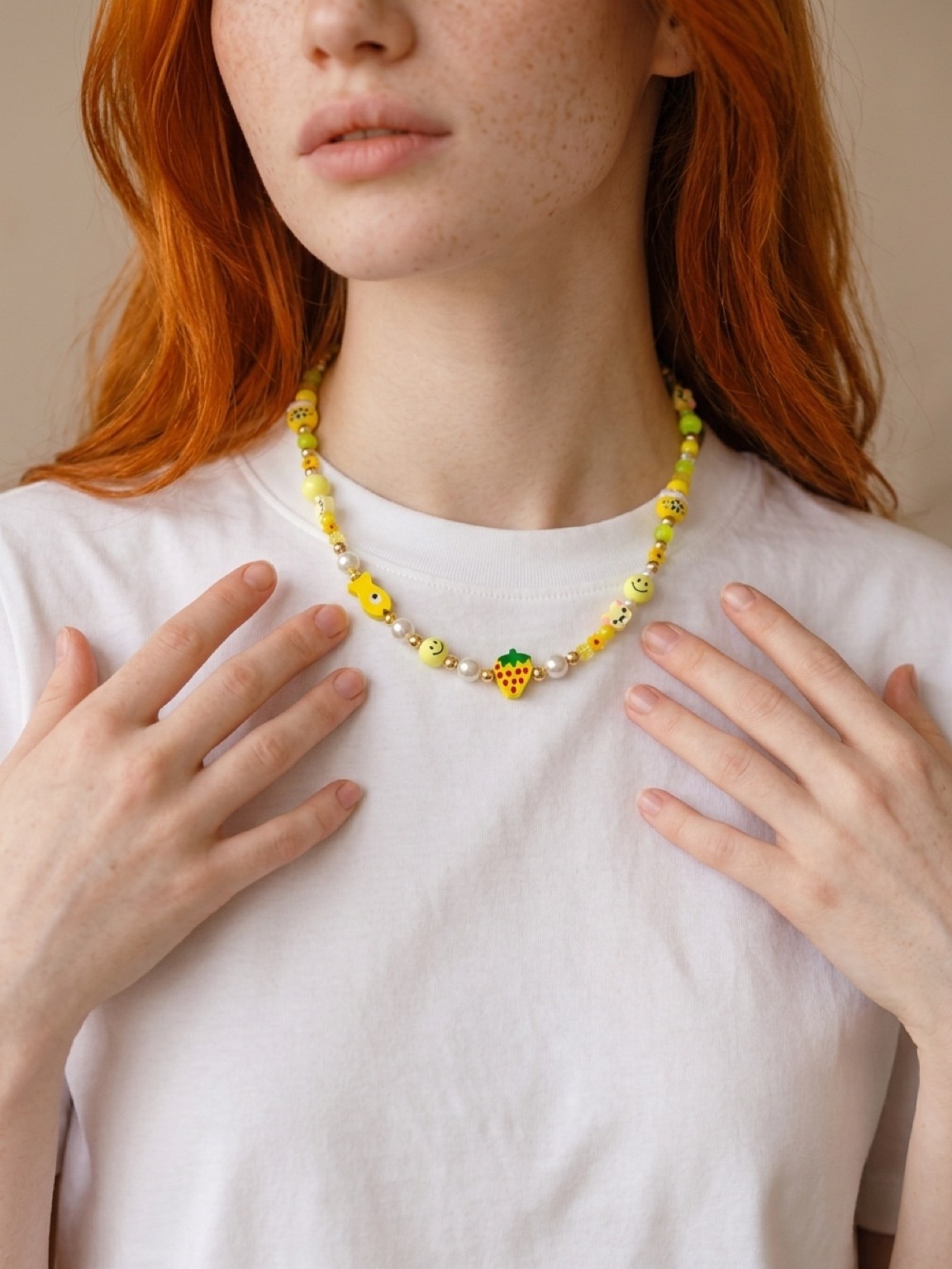 Collar Rueda de color #10 — Rainbow Factory, en modelo