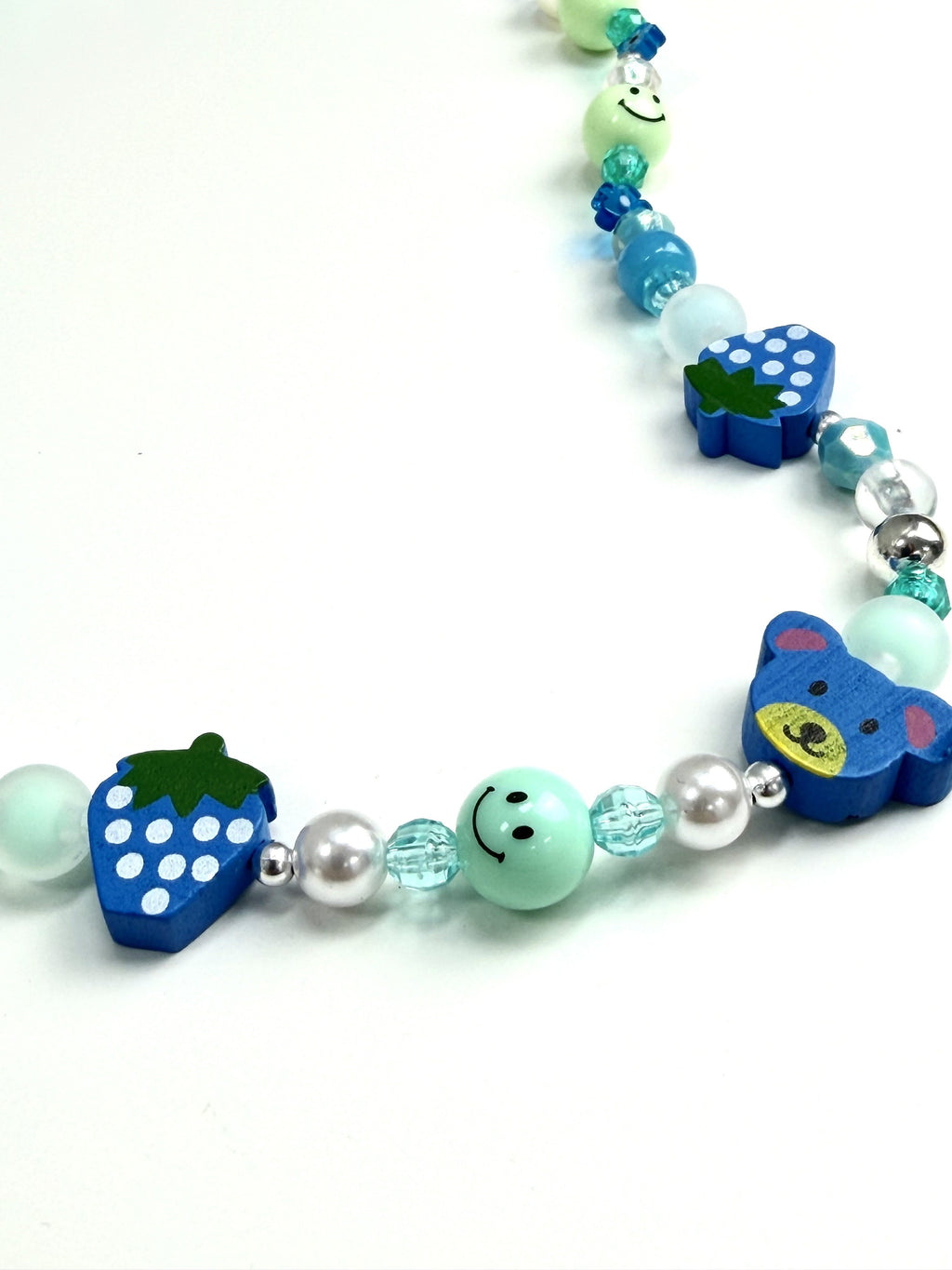 Collar Rueda de color #11 — Rainbow Factory, detalle del osito