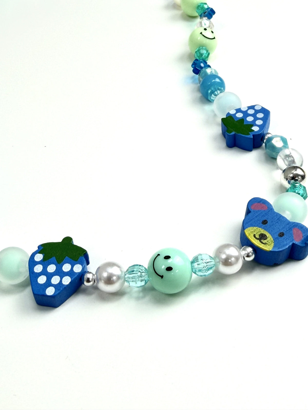 Collar Rueda de color #11 — Rainbow Factory, detalle del osito