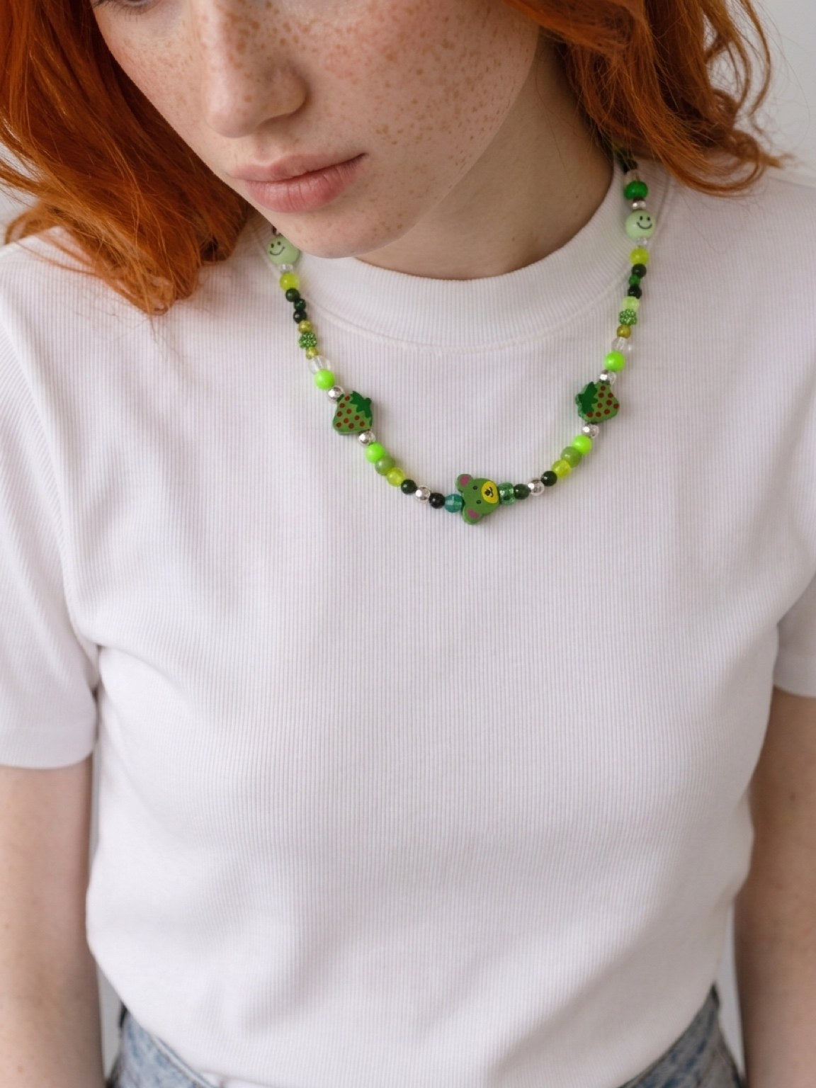 Collar Rueda de color #12 — Rainbow Factory, en modelo