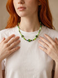 Collar Rueda de color #12 — Rainbow Factory, en modelo